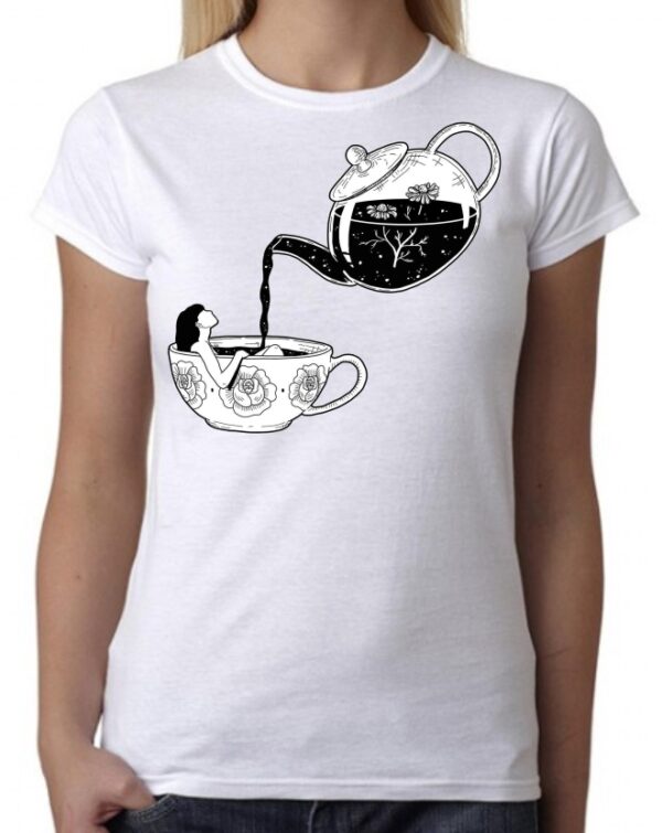 Camiseta baño en taza cafe