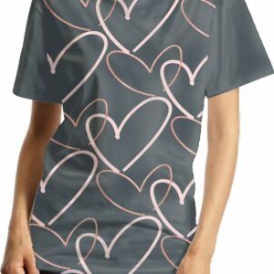 Camiseta con corazones dibujados escoté