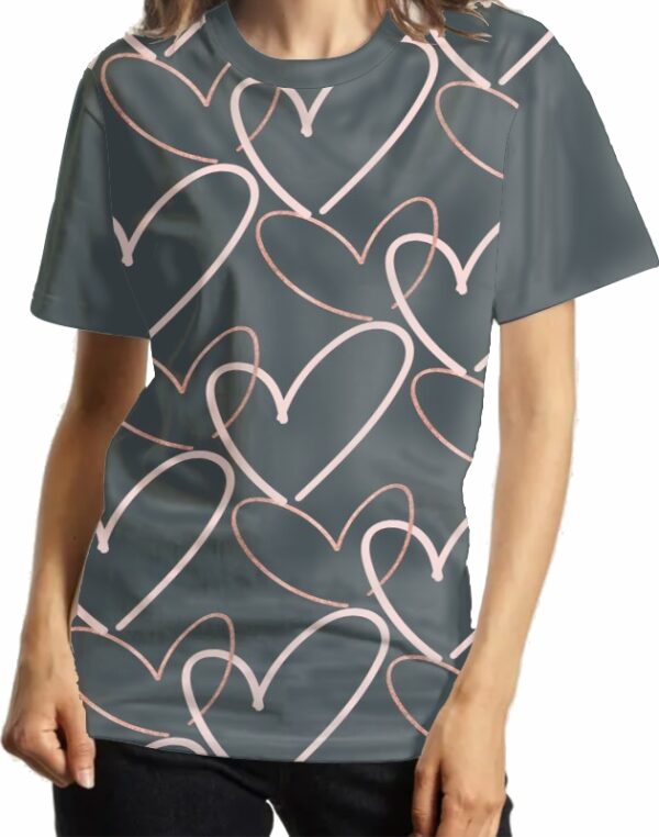 Camiseta con corazones dibujados escoté